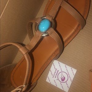 Cute tan sandals 👡.